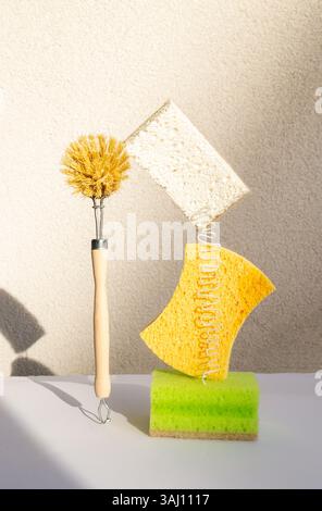 Umweltfreundliche Reinigung, umweltfreundliche, abfallfreie, plastikfreie Schwämme, hölzerne Spülbürste. Minimales ökologisches Geschirrspülkonzept, Kopierraum Stockfoto