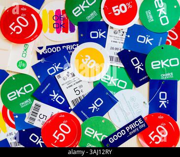Ljubljana/Slowenien- 07, 09, 2024: Schnitt von Tags aus Kinderkleidung, die zu einem Rabatt gekauft wurden, Saisonverkauf in einem Okaidi-Geschäft Stockfoto