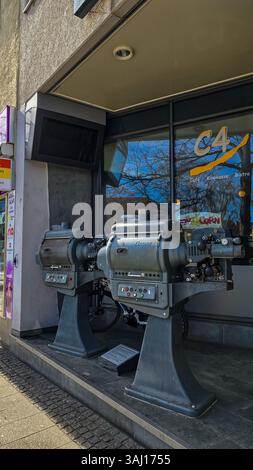 Filmprojektoren des deutschen Herstellers Bauer aus dem Jahr 1968 vor dem Hintergrund von Fenstern. Die besten und langlebigen Filmprojektoren weltweit Stockfoto