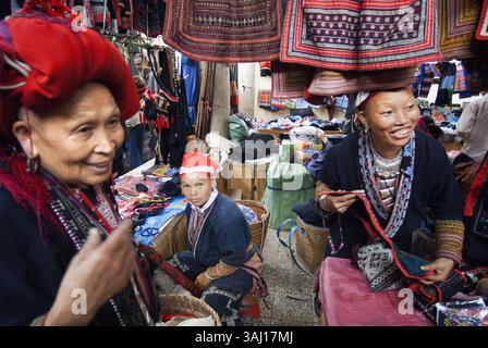 28. Juli 2007 - Vietnam - Red dao hmong Frauen machen und verkaufen indigene Handwerkskunst und Kleidung auf dem Markt in Sapa, Lao Cai Provinz, Vietnam (Bild: © Sergi Reboredo via ZUMA Wire) Stockfoto