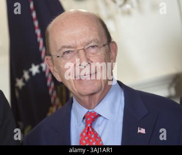 14. August 2017 – Washington, District of Columbia, Vereinigte Staaten von Amerika – US-Handelsminister Wilbur Ross nimmt am 14. August 2017 im Weißen Haus in Washington, DC, an der Unterzeichnung eines Memorandum Teil, in dem es um chinesische Gesetze, Richtlinien, Praktiken und Maßnahmen in Bezug auf geistiges Eigentum, Innovation und Technologie geht. . Foto: Chris Kleponis / Pool CNP (Bild: © Chris Kleponis/CNP via ZUMA Wire) Stockfoto