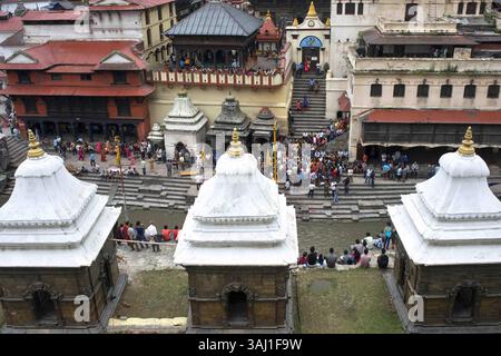 16. Juli 2013 - Nepal - zeremonieller Einäscherungsort, Ghats, des Pashupatinath-Tempels am heiligen Bagmati-Fluss, Kathmandu, Nepal (Bild: © Sergi Reboredo Via ZUMA Wire) Stockfoto