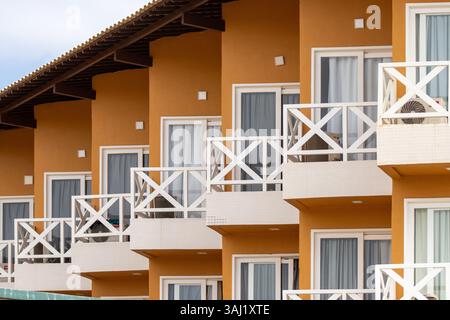 Architektur eines Hotels mit Balkonen mit Blick auf den Strand. Stockfoto