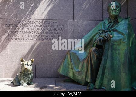 Das Wahrzeichen des Franklin Delano Roosevelt Memorial zeigt eine Bronzestatue des historischen amerikanischen Präsidenten FDR mit seinem berühmten Hund Fala in Washington, DC Stockfoto