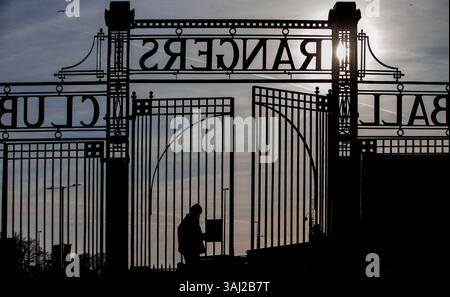 Ibrox Stadium, Glasgow, Großbritannien. April 2025. UEFA Europa League Viertelfinale First Leg Football, Rangers versus Athletic Club; die Tore von Ibrox standen gegen den Himmel. Credit: Action Plus Sports/Alamy Live News Stockfoto
