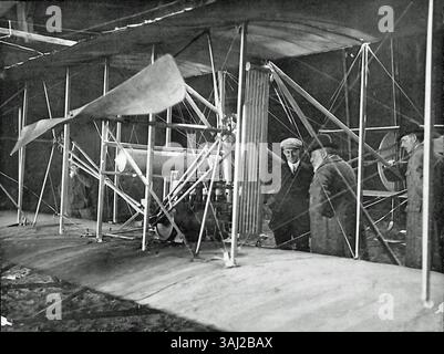 Foto von Wilbur Wright und Edward VII. Zusammen von Model A in Pau, 1909. Das Bild fängt das historische Treffen zwischen dem Luftfahrtpionier und dem britischen Monarchen ein und spiegelt einen wichtigen Moment in der Geschichte des Fluges und das königliche Interesse an der Luftfahrt wider. Stockfoto