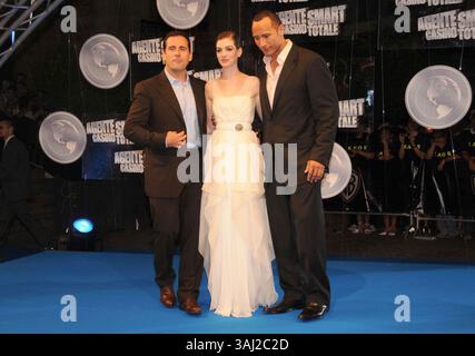 Juli 2008 – Rom, Italien, USA – 07. Juli 2008 – Rom, Italien – Steve Carell, Anne Hathaway und Dwayne Johnson. „Get Smart“ von Peter Segal Premiere im Warner Cinema in Rom. Foto: Massimo Bruni/Liverani/AdMedia. (Kreditbild: © Massimo Bruni/AdMedia via ZUMA Wire) Stockfoto