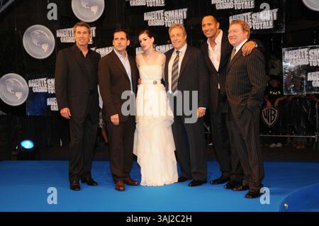 8. Juli 2008 – Rom, Italien, USA – 07. Juli 2008 – Rom, Italien – Steve Carell, Anne Hathaway und Dwayne Johnson. „Get Smart“ von Peter Segal Premiere im Warner Cinema in Rom. Foto: Massimo Bruni/Liverani/AdMedia. (Kreditbild: © Massimo Bruni/AdMedia via ZUMA Wire) Stockfoto
