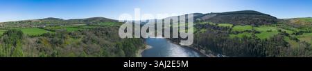 Panoramablick auf den Stausee und sein üppiges Tal aus der Vogelperspektive Stockfoto
