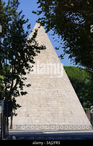 Die Pyramide des Cestius (Piramide di Caio Cestio oder Piramide Cestia) wurde ursprünglich als Grabmal für Gaius Cestius in Rom, Italien, erbaut Stockfoto