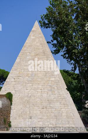 Die Pyramide des Cestius (Piramide di Caio Cestio oder Piramide Cestia) wurde ursprünglich als Grabmal für Gaius Cestius in Rom, Italien, erbaut Stockfoto