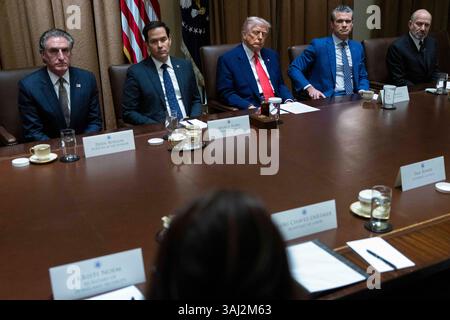 US-Präsident Donald J. Trump hört sich während einer Kabinettssitzung im Kabinettssaal des Weißen Hauses in Washington, DC, USA, an. April 2025. Quelle: Abaca Press/Alamy Live News Stockfoto