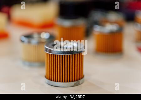 Kraftstofffilter für Motorrad. Papierluftfilter für Roller. Ersatzteil für die Reinigung des Motorrads mit Kraftstoff Stockfoto