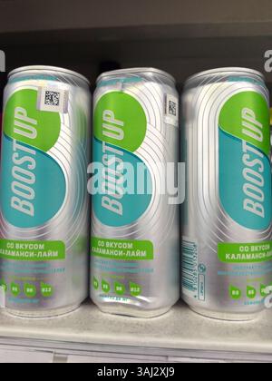 Bobruisk, Weißrussland - 21. März 2025: Drei elegante Dosen eines Energy Drinks stehen nebeneinander in einem Ladenregal. Das helle Design ist grün und silbern Stockfoto