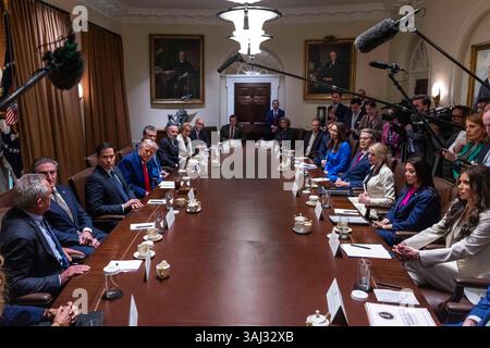 US-Präsident Donald J. Trump hört sich während einer Kabinettssitzung im Kabinettssaal des Weißen Hauses in Washington, DC, USA, an. April 2025. Quelle: Abaca Press/Alamy Live News Stockfoto