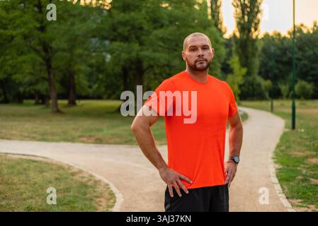 Porträt eines selbstbewussten sportlichen Mannes im Freien. Stockfoto