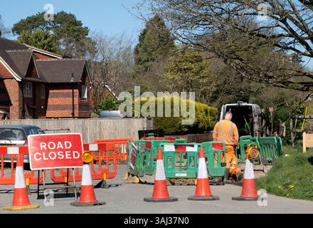 Straße gesperrt, während Fremdfirmen ein Wasserleck reparieren Stockfoto