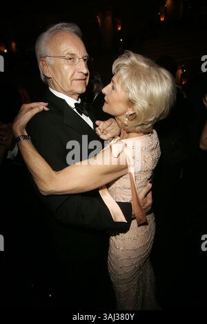 15. Januar 2006 - München, Bayern, USA - Edmund Stoiber und Frau Karin tanzen bei der Deutschen Filmballparty 2006 im Hotel Bayerischer Hof. München, 14.01.2006...Photo Wiese/Face to Face./AdMedia Stockfoto