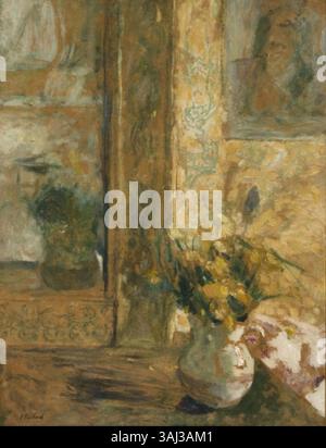 Edouard Vuillards *Blumenstrauß und Spiegel* (1907–1908) stellt einen Blumenstrauß nahe einem Spiegel dar, der seinen Fokus auf das Innenleben und seine charakteristische Verwendung von Mustern und Farben widerspiegelt, um eine harmonische Komposition zu schaffen. Stockfoto