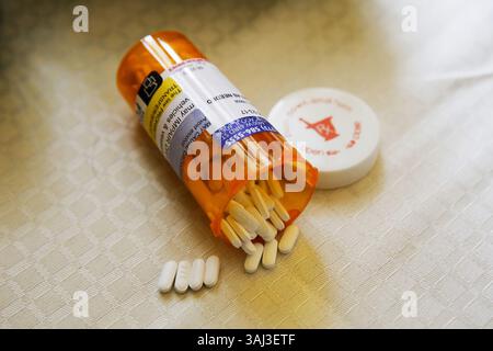 25. Mai 2017 - Chicago, IL, USA - Jim Watkins&apos; Tramadol-Pillen, ein Opiod, das er gegen schwere Schmerzen nimmt, die durch Osteogenesis imperfecta verursacht werden, auch bekannt als brüchige Knochenerkrankung. (Bild: © Jose M. Osorio/TNS via ZUMA Wire) Stockfoto