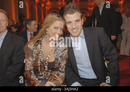 1. März 2006 – Hamburg, USA – Rafael van der Vaart und Ehefrau Sylvie bei der 1. Hamburg Sports-Gala, Hamburg, 27.02.2006. Foto Jonas/Face-to-Face/AdMedia Stockfoto
