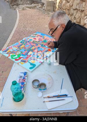Mann malt auf der Straße in Villajoyosa Spanien Stockfoto