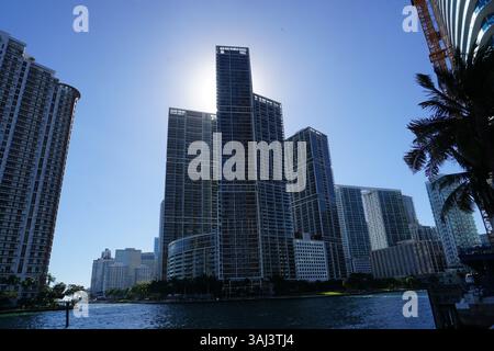 Icon Brickell ist ein Hochhaus mit moderner Architektur am Miami River im Finanzviertel von Brickell in der Innenstadt von Miami, Florida. Stockfoto