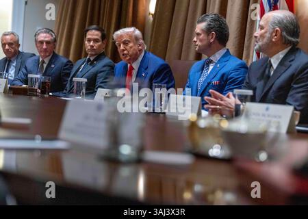 US-Präsident Donald J. Trump hält während einer Kabinettssitzung im Kabinettssaal des Weißen Hauses in Washington, DC, USA. April 2025. Quelle: Abaca Press/Alamy Live News Stockfoto
