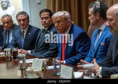 US-Präsident Donald J. Trump hält während einer Kabinettssitzung im Kabinettssaal des Weißen Hauses in Washington, DC, USA. April 2025. Quelle: Abaca Press/Alamy Live News Stockfoto