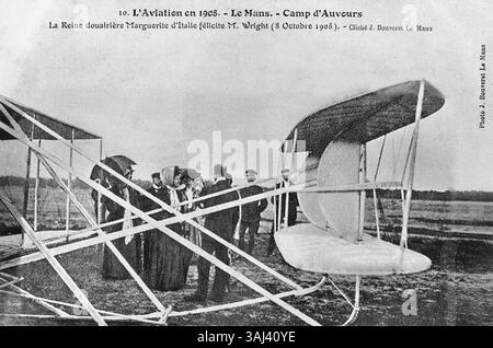 Ein Foto vom 8. Oktober 1908 zeigt Königin Margarethe von Italien mit Wilbur Wright in Le Mans. Das Bild erinnert an Wrights Flugerfolge und sein Treffen mit dem italienischen Königshaus. Stockfoto