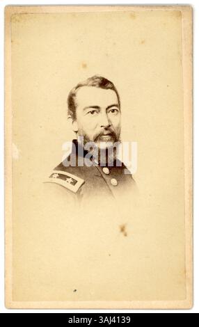 Eine Fotografie von Philip Henry Sheridan, aufgenommen zwischen 1861 und 1865. Sheridan war während des Amerikanischen Bürgerkriegs ein prominenter General der Union, bekannt für seine Kavallerie-Taktiken und Siege in Schlachten wie Yellow Tavern und Cedar Creek. Stockfoto