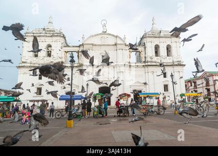 Straßenverkäufer, fliegende Tauben und Menschen vor der Kathedrale von Leon. Leon, Nicaragua. Stockfoto