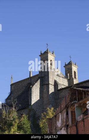 13. Oktober 2015 - Villafranca Del Bierzo, Kastilien und LeÃ³n/LeÃ³n, Spanien - Villafranca del Bierzo, Spanien: Das Kloster San Francisco überblickt das Dorf. (Bild: © Paul Gordon via ZUMA Wire) Stockfoto
