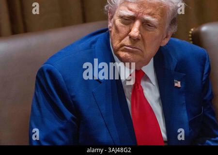 US-Präsident Donald J. Trump hört sich während einer Kabinettssitzung im Kabinettssaal des Weißen Hauses in Washington, DC, USA, an. April 2025. Quelle: Abaca Press/Alamy Live News Stockfoto