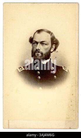 Ein Foto von Quincy Adams Gillmore, aufgenommen zwischen 1861 und 1865. Gillmore war während des Amerikanischen Bürgerkriegs General der Union, bekannt für seine Beiträge zur Belagerung von Fort Pulaski. Stockfoto