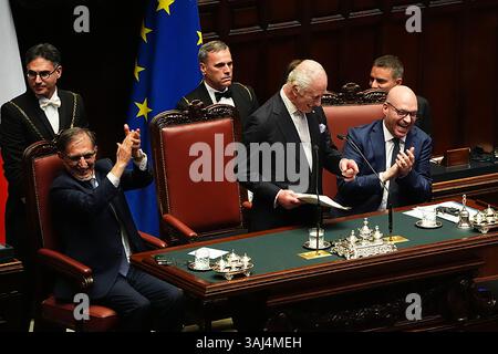 Rom, Italien. April 2025. Der Präsident des italienischen Senats Ignazio La Russa (L) und der Präsident der Abgeordnetenkammer Lorenzo Fontana (R) hören dem britischen König Karl III. (C), wie er am 9. April 2025 im italienischen Parlament in Rom seine Rede hält, Foto: Photo British Royal Family/ Credit: UPI/Alamy Live News Stockfoto