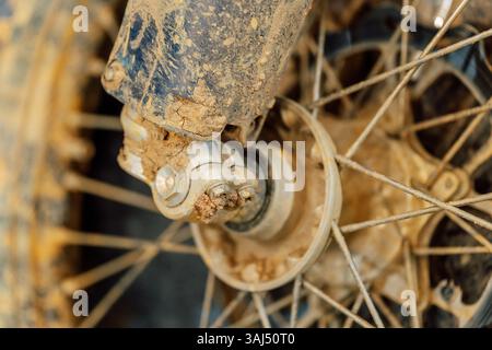 Schmutziges Enduro-Motorrad-Rad im Gelände. Motorradreifen von Geländerennen Stockfoto