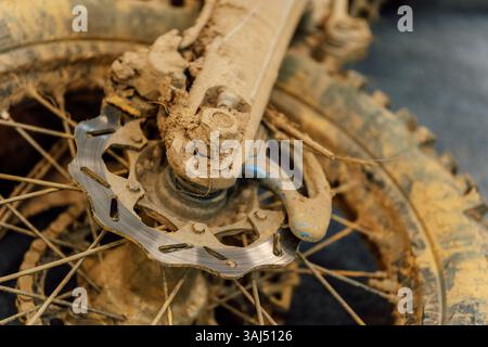 Schmutziges Enduro-Motorrad-Rad im Gelände. Motorradreifen von Geländerennen Stockfoto