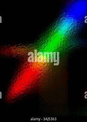 Abstrakter holografischer Hintergrund mit Farbverlauf in Regenbogenfarben. Lichtaustritt, Reflexionsüberzug. Echtes Foto Stockfoto