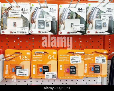Verschiedene Speicherkarten im Display: adata- und kingston-microsd-Karten mit verschiedenen Kapazitäten. Stockfoto