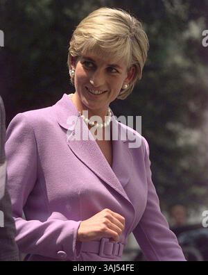Am 31. August 2017 ist Prinzessin Dianas Tod 20 Jahre vergangen. Diana Princess of Wales starb in den frühen Morgenstunden des 31. August 1997 nach einem Autounfall in Paris an schweren Verletzungen. Im Bild: 17. Juni 1997 – Washington, District of Columbia, USA – Prinzessin Diana, nachdem sie am 17. Juni 1997 beim amerikanischen Roten Kreuz in Washington erschienen war. (Kreditbild: © Harry Hamburg/CNP via ZUMA Wire) Stockfoto