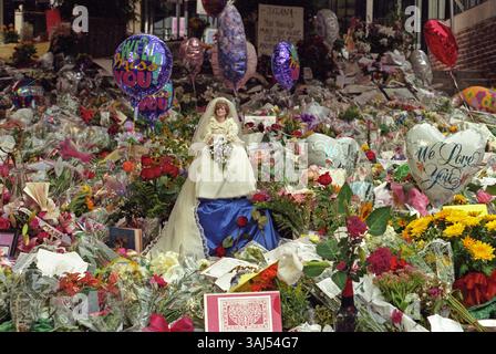 Am 31. August 2017 ist Prinzessin Dianas Tod 20 Jahre vergangen. Diana Princess of Wales starb in den frühen Morgenstunden des 31. August 1997 nach einem Autounfall in Paris an schweren Verletzungen. Bild: 6. September 1997 – Washington, District of Columbia, USA – Prinzessin Diana Bride Doll mit ihrem langen Schleier steht königlich zwischen Blumen, Ballons und Tribut, die an der britischen Botschaft zu Ehren der verstorbenen Prinzessin Diana hinterlassen wurden. Es wurde dort von Danette Byrne aus Hampstead, Maryland, platziert, während sie darauf wartete, dass die britische Botschaft in Washington, DC geöffnet wurde, um das Kondolenzbuch für die Prinzessin zu unterschreiben, die kil war Stockfoto