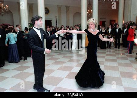 Am 31. August 2017 ist Prinzessin Dianas Tod 20 Jahre vergangen. Diana Princess of Wales starb in den frühen Morgenstunden des 31. August 1997 nach einem Autounfall in Paris an schweren Verletzungen. Im Bild: 9. November 1985 – Washington, District of Columbia, USA – Prinzessin Diana tanzt mit John Travolta in der Cross Hall des Weißen Hauses in Washington, D.C. bei einem Abendessen für Prinz Charles und Prinzessin Diana von Großbritannien. (Foto: © Pete Souza/CNP Via ZUMA Wire) Stockfoto