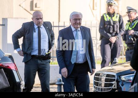 10. April 2025: Bundespräsident Frank-Walter Steinmeier besucht das Haus der Geschichte in Bonn. Im Bild Bundespräsident Frank-Walter Steinmeier mit Bodyguard und Polizisten im Hintergrund. Bundespräsident Frank-Walter Steinmeier sprach am 10. April 2025 im Haus der Geschichte zu Bonn mit rund 200 Schülerinnen und Schülern über das Treffen zwischen Bundeskanzler Konrad Adenauer und Frankreichs Präsidenten Charles de Gaulle an einem Tag im September 1958, dem entscheidenden Tag für die dauerhafte Aussöhnung zwischen den früheren sogenannten Erzfeinden Frankreich und Deutschland. Grundla Stockfoto