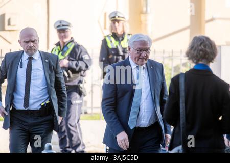10. April 2025: Bundespräsident Frank-Walter Steinmeier besucht das Haus der Geschichte in Bonn. Im Bild Bundespräsident Frank-Walter Steinmeier mit Bodyguard und Polizisten im Hintergrund. Bundespräsident Frank-Walter Steinmeier sprach am 10. April 2025 im Haus der Geschichte zu Bonn mit rund 200 Schülerinnen und Schülern über das Treffen zwischen Bundeskanzler Konrad Adenauer und Frankreichs Präsidenten Charles de Gaulle an einem Tag im September 1958, dem entscheidenden Tag für die dauerhafte Aussöhnung zwischen den früheren sogenannten Erzfeinden Frankreich und Deutschland. Grundla Stockfoto