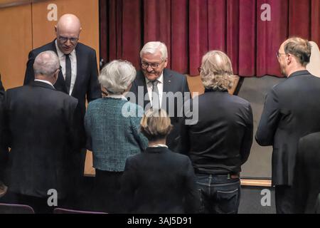 10. April 2025: Bundespräsident Frank-Walter Steinmeier besucht das Haus der Geschichte in Bonn. Bundespräsident Frank-Walter Steinmeier hat den Saal betreten und begrüßt verschiedene Gäste. Bundespräsident Frank-Walter Steinmeier sprach am 10. April 2025 im Haus der Geschichte zu Bonn mit rund 200 Schülerinnen und Schülern über das Treffen zwischen Bundeskanzler Konrad Adenauer und Frankreichs Präsidenten Charles de Gaulle an einem Tag im September 1958, dem entscheidenden Tag für die dauerhafte Aussöhnung zwischen den früheren sogenannten Erzfeinden Frankreich und Deutschland. Grundl Stockfoto