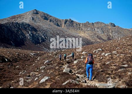 Vier junge Lauferinnen auf dem Weg nach Goatfell, Isle of Arran, North Ayrshire, Schottland, Großbritannien. Stockfoto