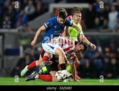 Glasgow, Großbritannien. April 2025. Nicolas Raskin von den Rangers und Dani Vivian vom Athletic Club Bilbao während des Spiels der Rangers gegen Athletic Bilbao UEFA Europa League im Ibrox Stadium, Glasgow. Der Bildnachweis sollte lauten: Neil Hanna/Sportimage Credit: Sportimage Ltd/Alamy Live News Stockfoto