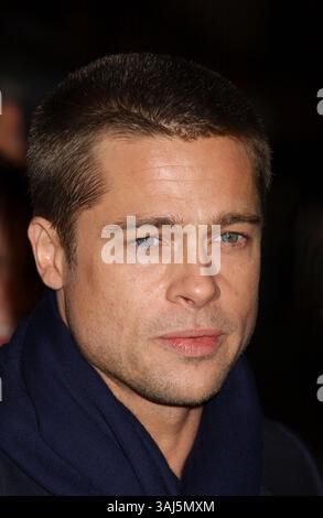 Januar 2004 - Hollywood, CA, USA - 12. Januar 2004; Hollywood, CA, USA; Schauspieler BRAD PITT während der Weltpremiere von „Along Came Polly“ im Grauman's Chinese Theatre. Obligatorische Gutschrift: Foto von Laura Farr/AdMedia. Stockfoto