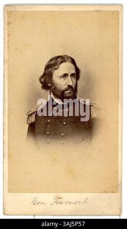 John Charles Fremont, ein Gewerkschaftsgeneral und Entdecker, ist auf diesem Foto zwischen 1861 und 1865 dargestellt. Fremont war während des Bürgerkrieges eine wichtige militärische Figur und ein wichtiger Anführer im Western Theater. Stockfoto
